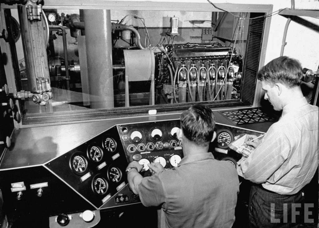 1941 PACKARD ROLLS-ROYCE ENGINE ON TEST CELL-B&W
