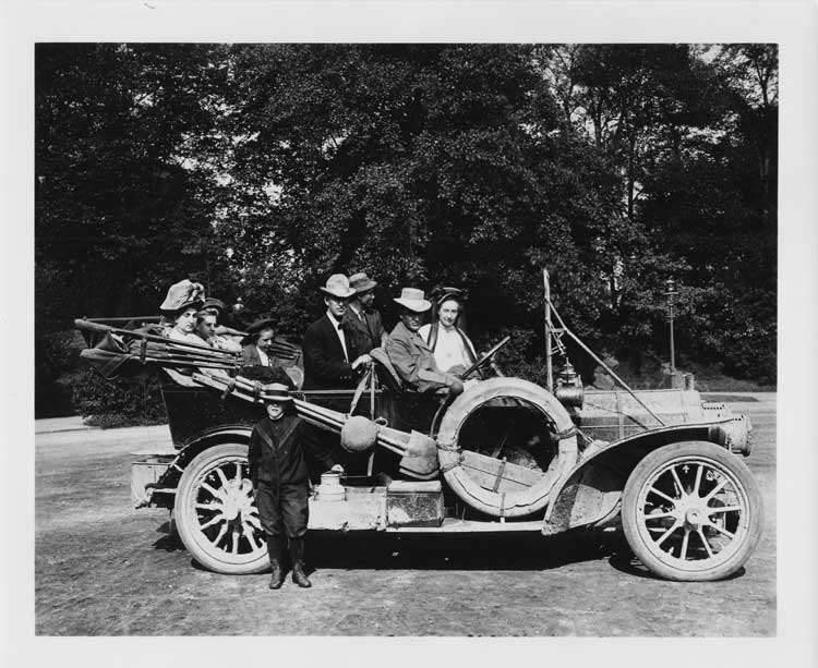 1908 Packard 30 Model UA and members of the Murdock family