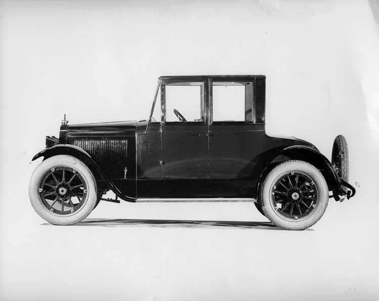 1919 Packard coupe, right side view