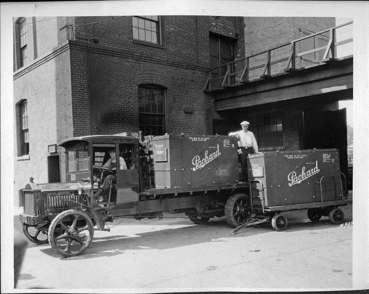 1921-22 Packard truck with Packard crates