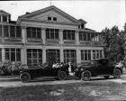 1920-1923 Packard phaeton and runabout, parked in front of Lighthouse Inn