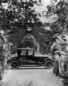 1923 Packard coupe in front of ivy-covered house